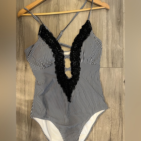 Low cut swimsuit - Picture 1 of 4